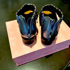 Comfortiva 9 1/2 zippered back shoes